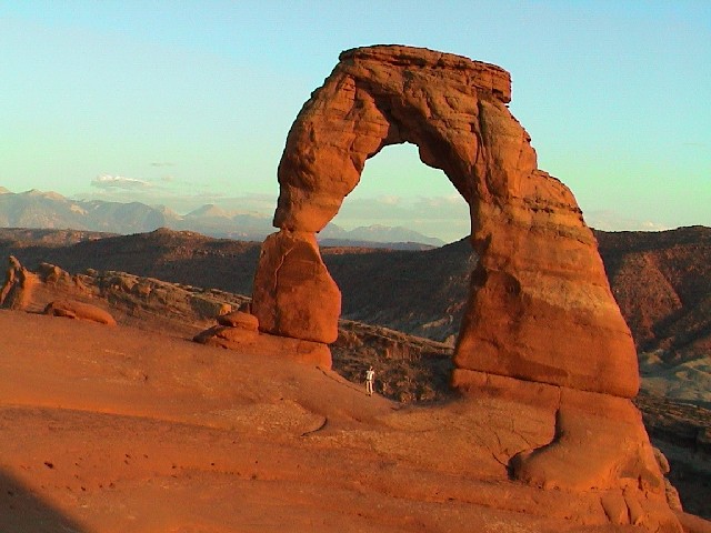 Ein "Touri" l�sst erahnen, wie gigantisch der Delicate Arch ist. Copyright: Anita & Hartmuth Sch�tt, 2002
