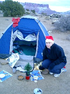 Anita fr�stelnd an Heilig Abend vor unserem "Christmas Inn"