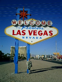 Anklicken: Das ber�hmte Eingangsschild zu Las Vegas auf dem Strip, mittlerweile einige hundert Meter weiter entfernt als noch vor 10 Jahren.