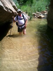 KLICK: Like "Camel-Trophy" schlagen wir uns durch die S�mpfe ! Noch steht ihm das Wasser nur bis zu den Kn�cheln und noch nicht bis zum Hals
