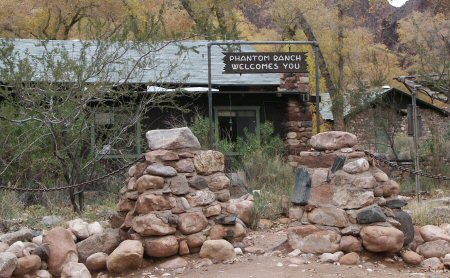 Die Phantom-Ranch hei�t uns willkommen