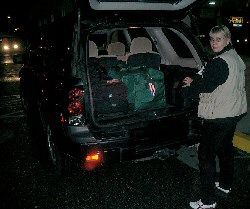 Anita bel�dt unseren Mietwagen