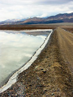 ANKLICKEN: Wasser im Death Valley
