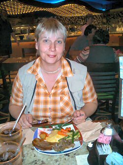 Anita genie�t das Buffett vom Rio