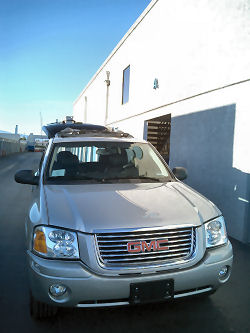 ANKLICKEN zum Vergr��ern: GMC - Envoy vor unserem Storage