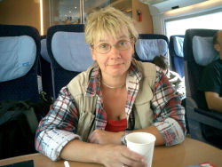 Anita bei der R�ckfahrt im Zug von Frankfurt nach K�ln