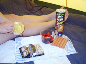 Dinner im Zelt: Sushi, mit K�se gef�llt W�rstchen, Pringles und als NAchtisch Waldbeeren