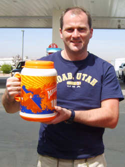 Marco und der Mug im Gr��envergleich. Der Mug fasst 100Oz, das sind etwa 3 Liter !