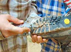 Pflege der Schuhe ist unabdingbar, Mit dem Leatherman entfernen wir den Schlamm aus der Sohle, bevor er aushrtet
