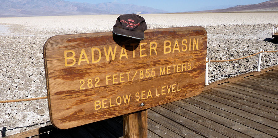 M�tze aiuf dem Schild bi Badwater