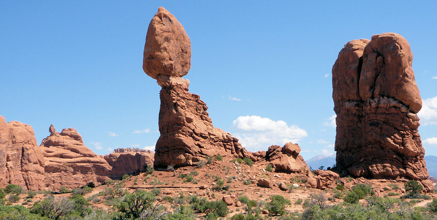 Balanced Rock: Eif�rmiger Stein auf einem Felsen