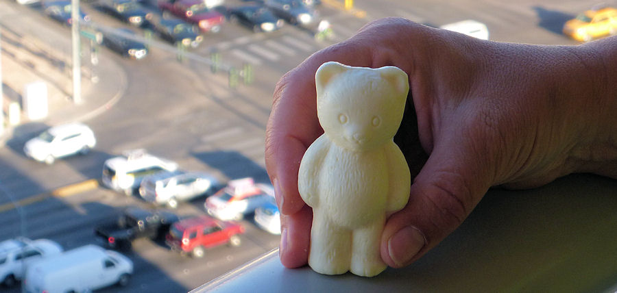 B�r aus Seife in Anitas Hand